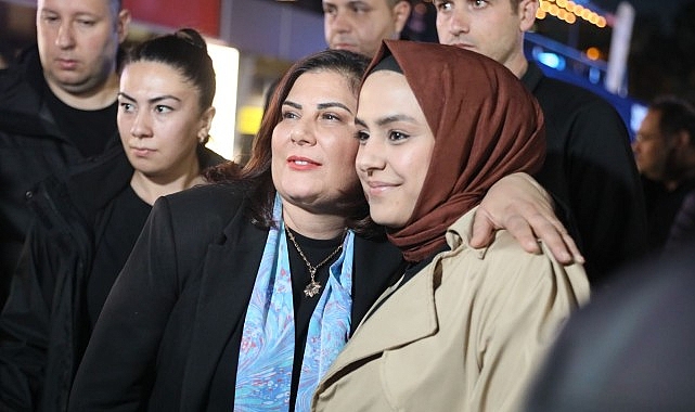 Aydın Büyükşehir Belediyesi tarafından Aydın’ın çeşitli noktalarında kurulan iftar sofraları binlerce Aydınlıyı ağırlamaya, Ramazanın bereketini paylaştırmaya devam ediyor