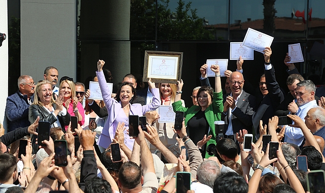 Yeniden Efes Selçuk Belediye Başkanı seçilen Filiz Ceritoğlu Sengel, bayrama bir gün kala mazbatasını büyük bir coşku ile aldı