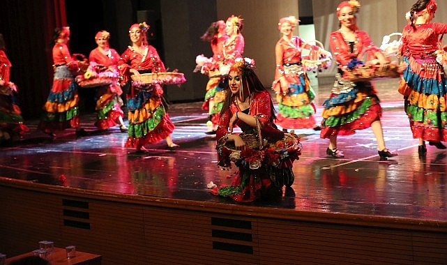 Nilüfer’in rengi “Nirengi”
izleyicileri büyüledi