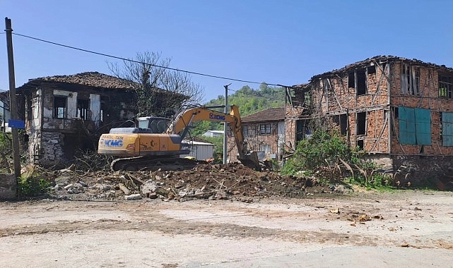 Gölcük’te Riskli Yapılar Birer Birer Yıkılıyor