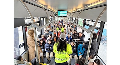 Konya Büyükşehir’in Nezaket Otobüsü Öğrencilere Trafik Kültürünü Aşılıyor